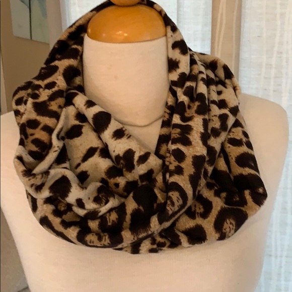 Beautiful leopard print infinity scarf - Picture 4 of 4